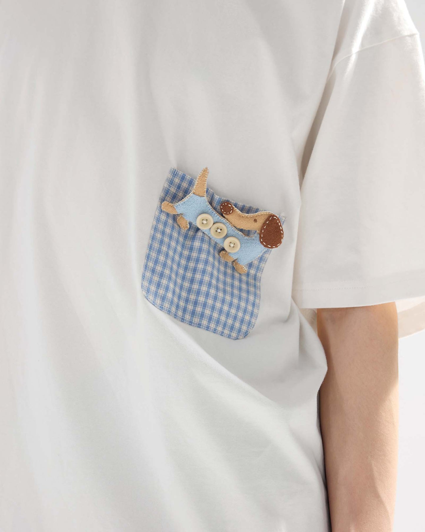 Plaid Pocket T-shirts with Hand-embroidered Dolls