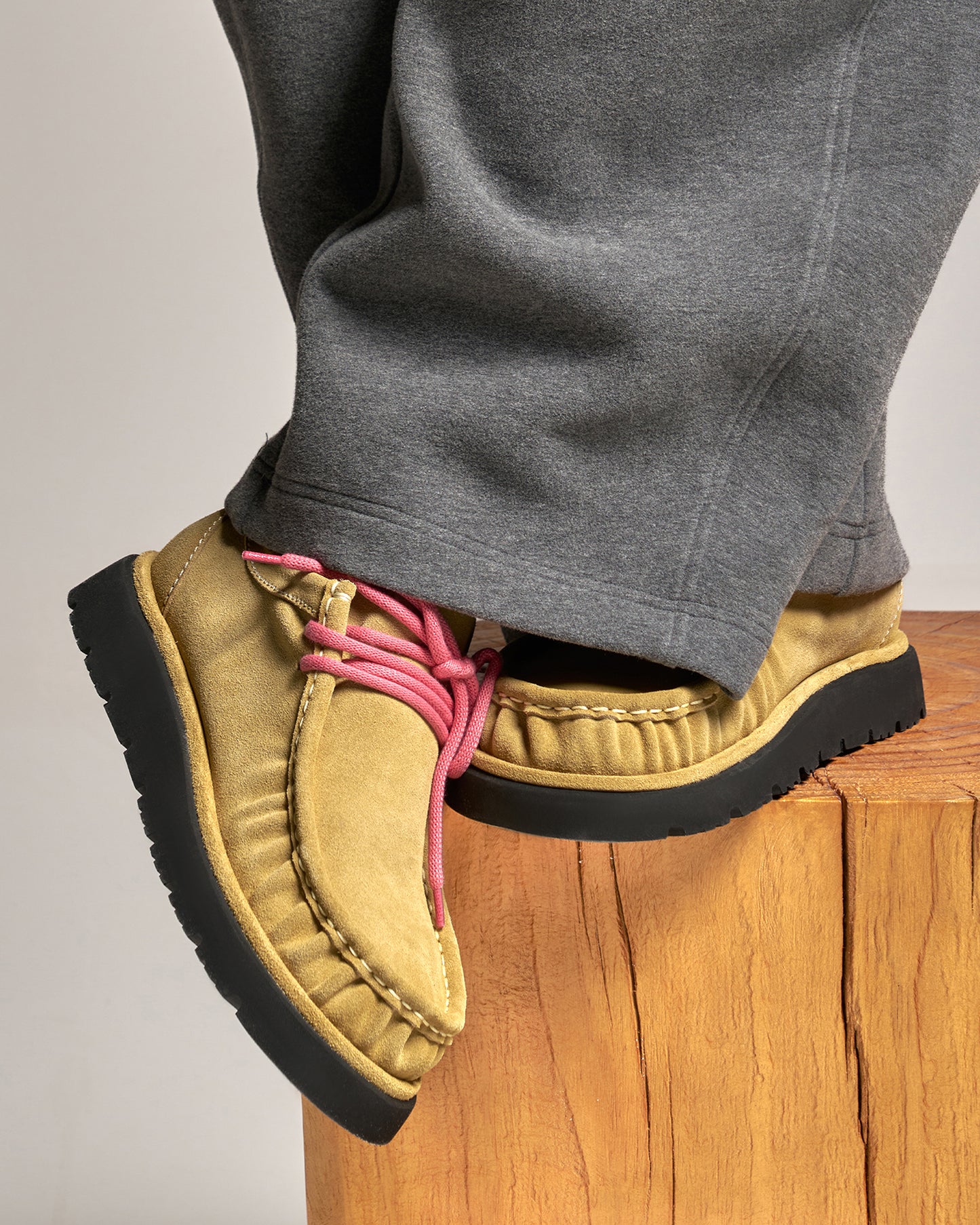 Walla Lace-up in Suede Calfskin