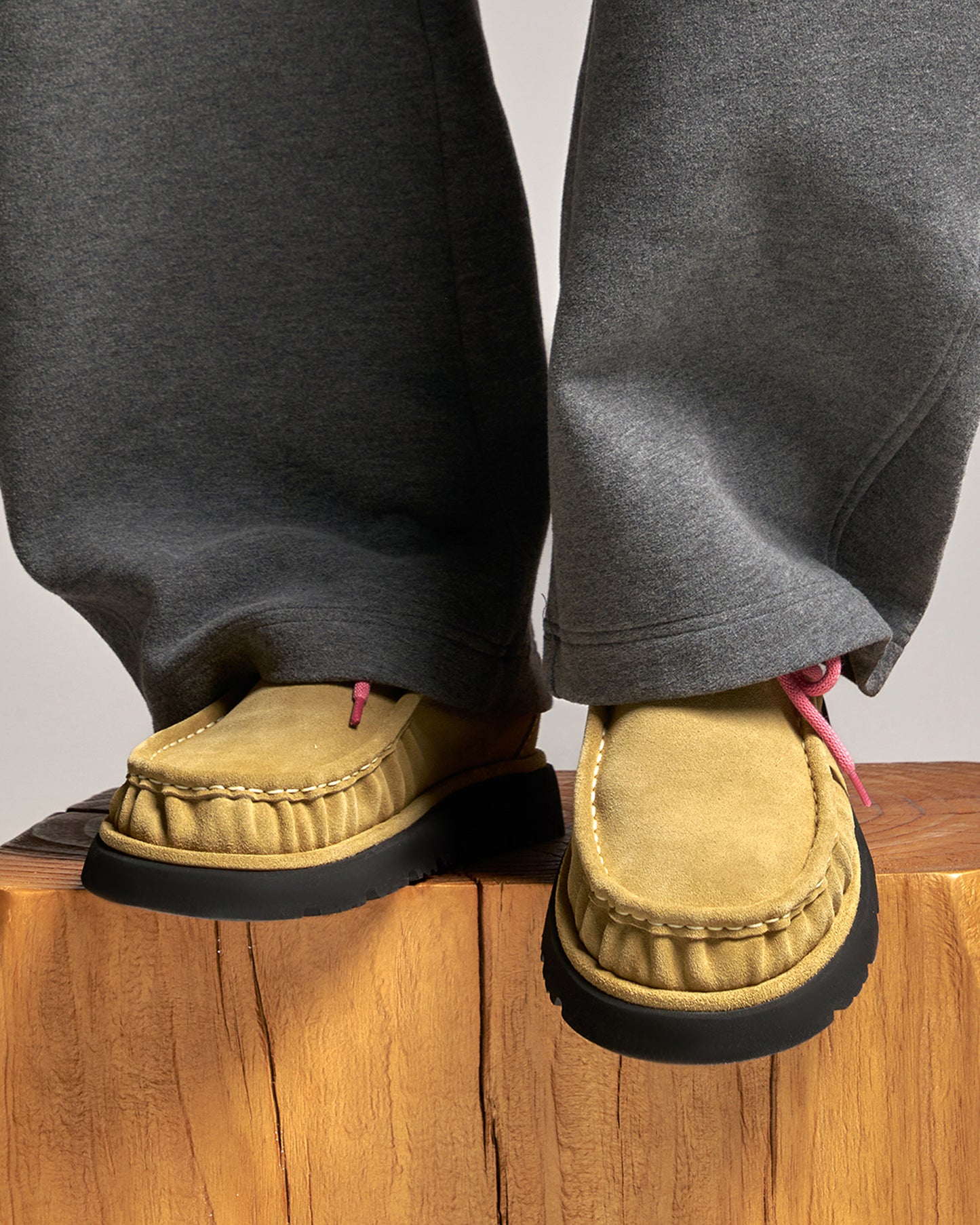 Walla Lace-up in Suede Calfskin