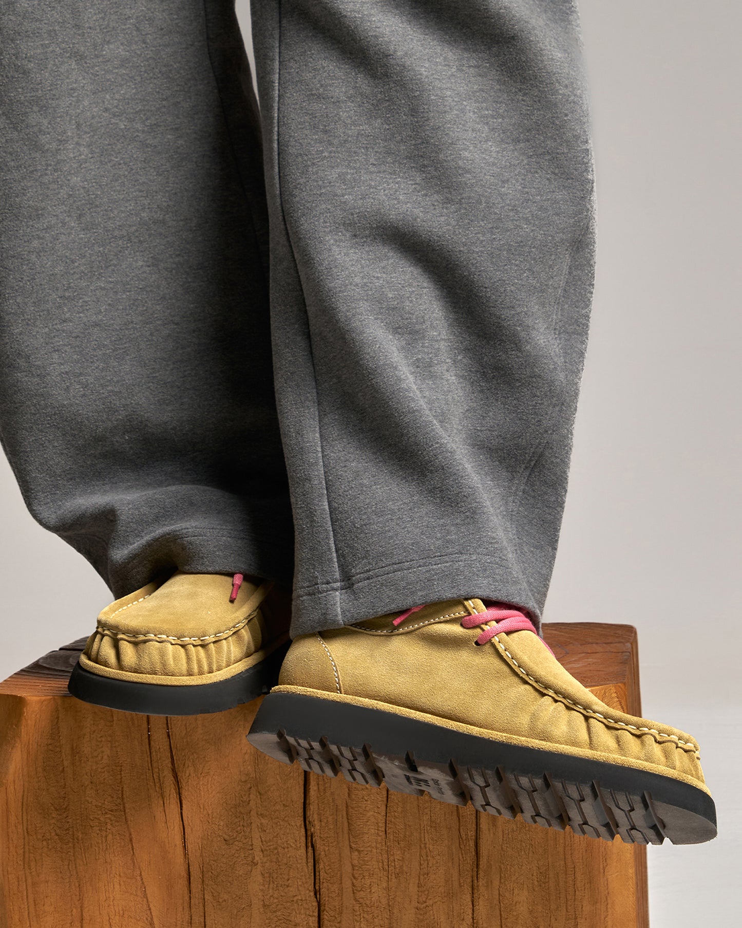 Walla Lace-up in Suede Calfskin