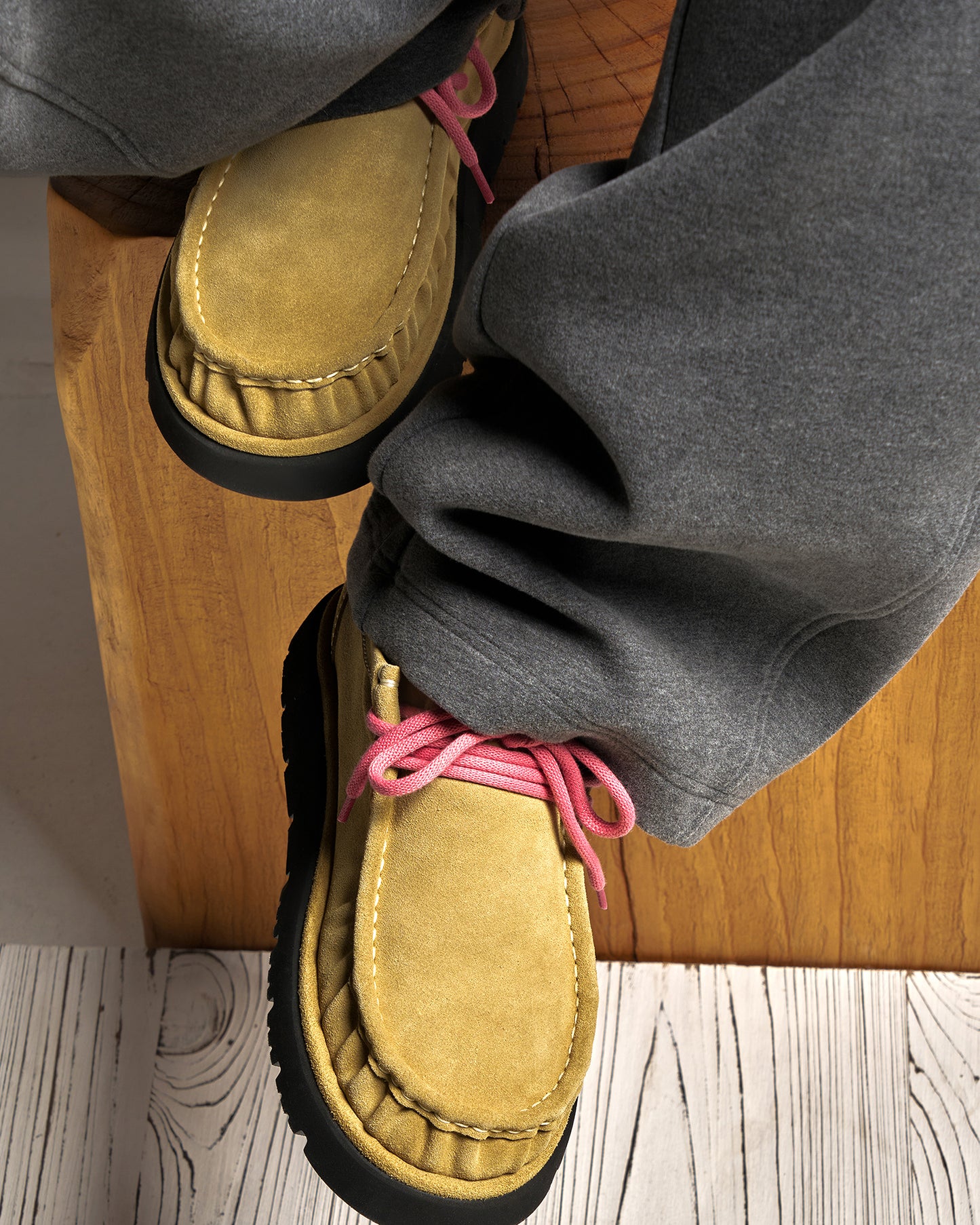 Walla Lace-up in Suede Calfskin